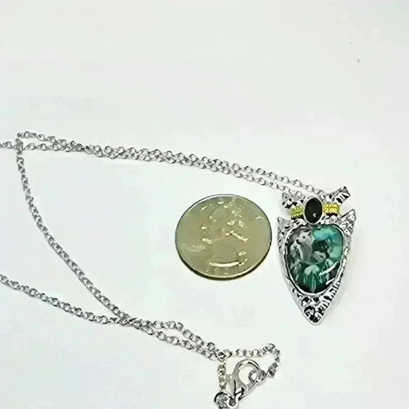 NWOT Elegant Spearhead Shaped Wolf Necklace - Picture 2 of 2